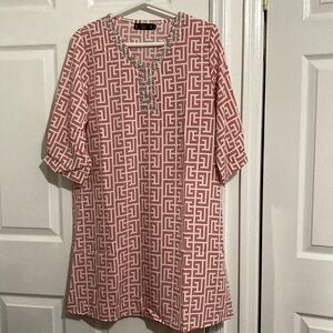 Women’s tops knee length . Size : S,M,L and Xl . Color pink and white